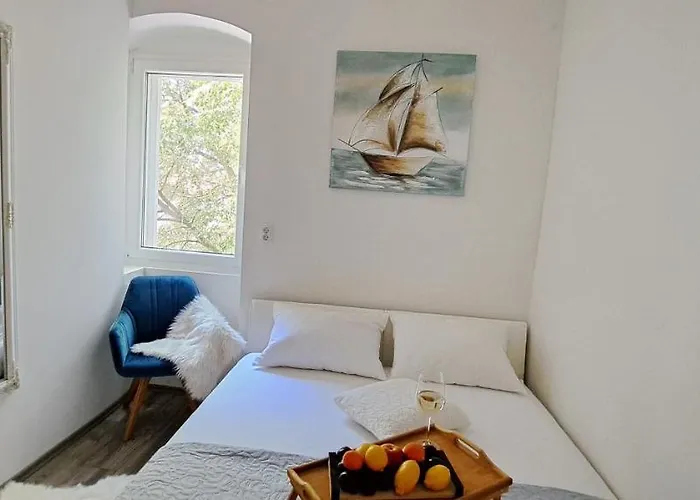 Old Town Tone Apartment