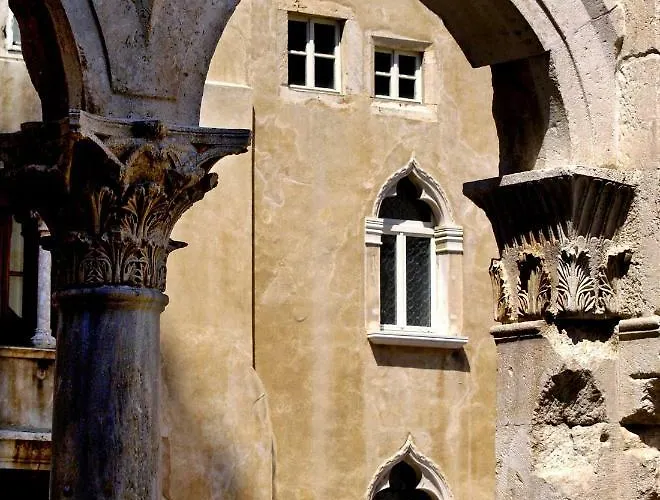 Old Town Tone Apartment