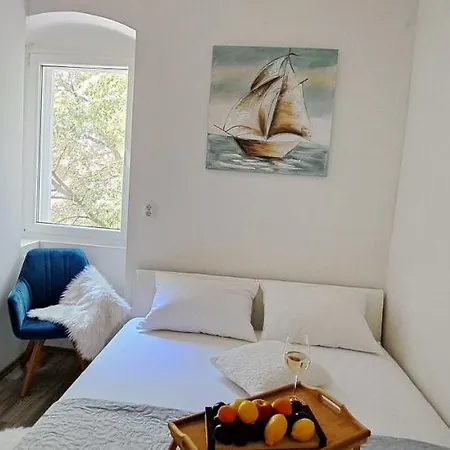 Old Town Tone Apartment