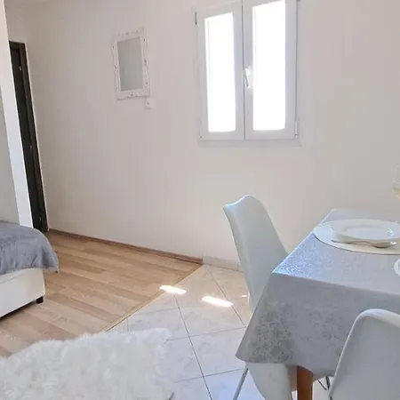 Old Town Tone Apartment Split
